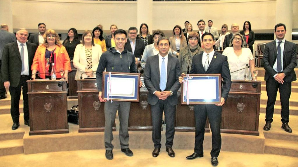 Reconocimiento a destacados deportistas santiagueños