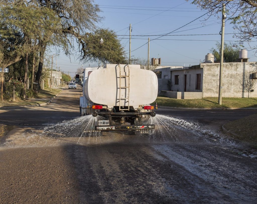 El municipio refuerza su amplio cronograma semanal de riego