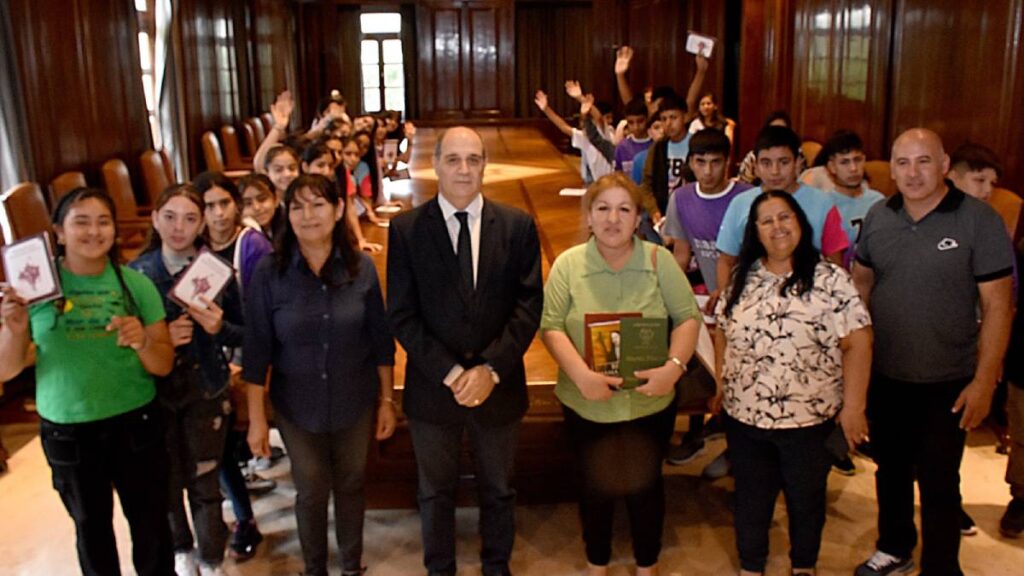 El cuerpo estudiantil de Brea Pozo recorrió las instalaciones de la sede del Gobierno Provincial