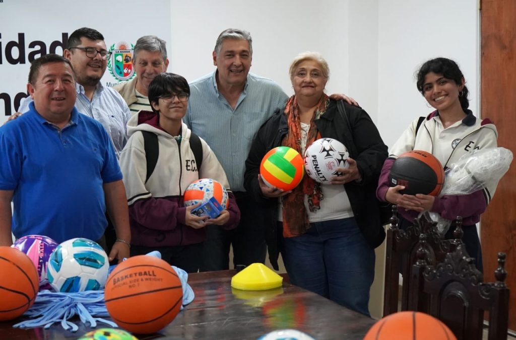 Roger Nediani entregó indumentaria deportiva a  ganadores de las ODRE