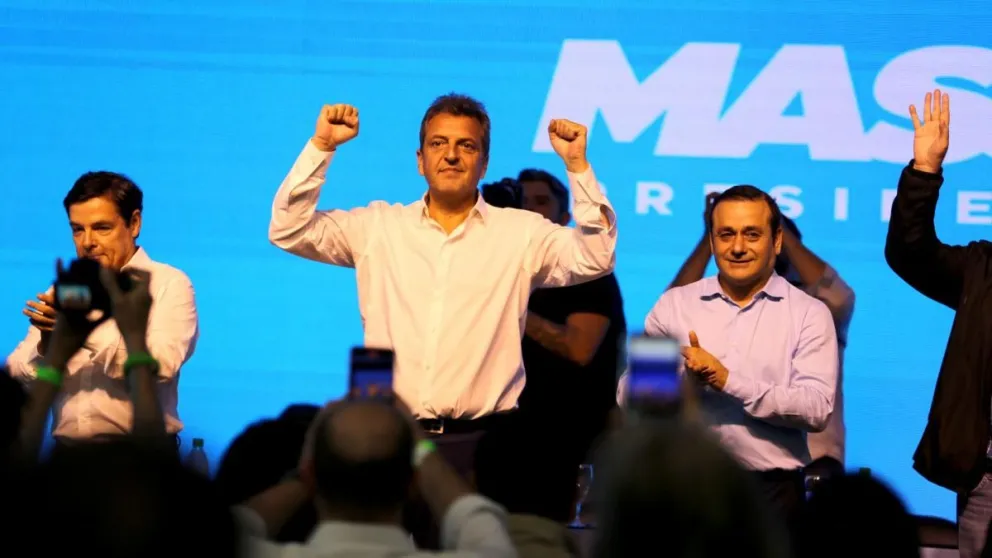 En el final de la campaña, Massa diserta ante empresarios y se encuentra con jóvenes