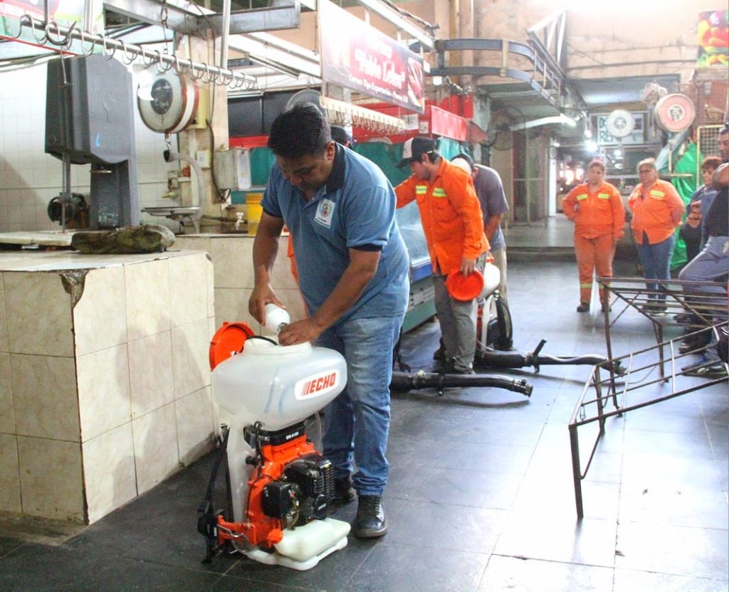 El municipio realizó un operativo integral de fumigación en el Mercado Unión 