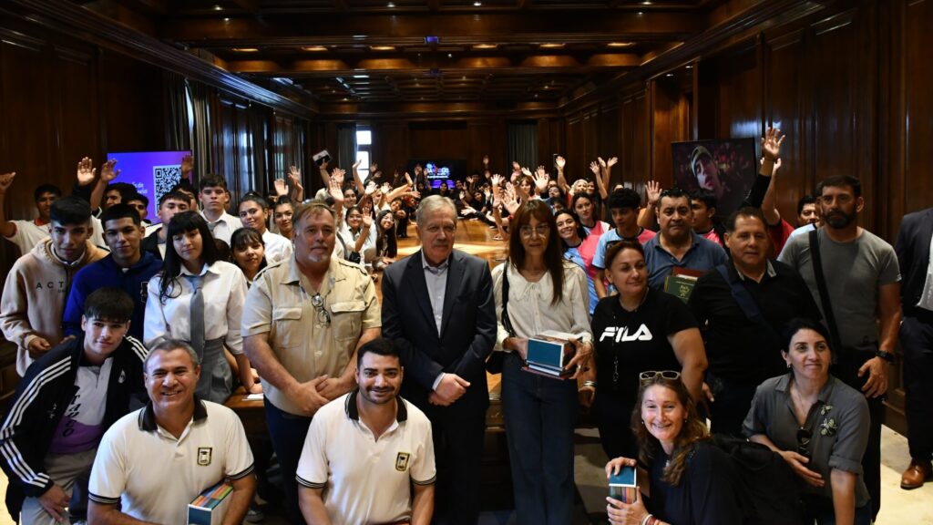 El jefe de Gabinete recibió a estudiantes de colegios del Interior provincial