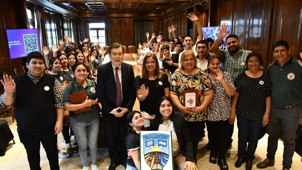 Alumnos de Loreto y La Banda visitaron Casa de Gobierno