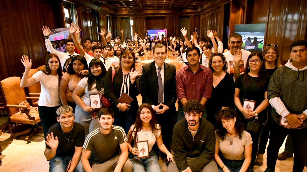 El gobernador recibió a alumnos de Mailín y de ciudad Capital