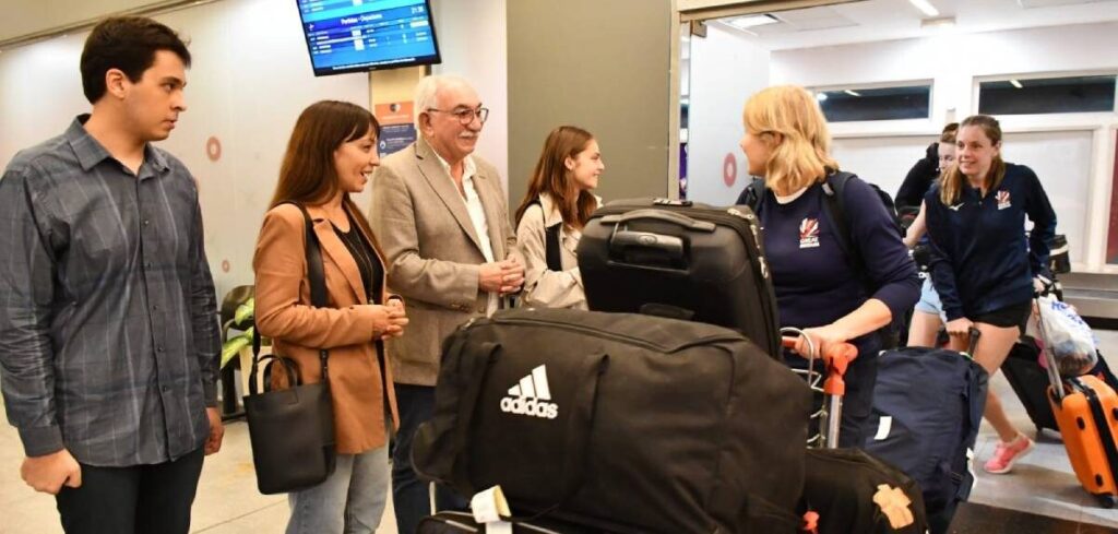 El seleccionado femenino de Hockey de Inglaterra desembarcó en Santiago del Estero