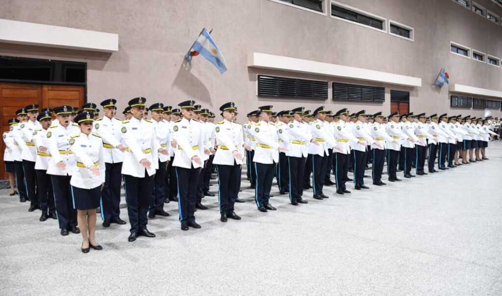 El Gobernador encabezó el acto de egreso de 124 nuevos oficiales de policía e inauguró la escuela de reentrenamiento de la fuerza