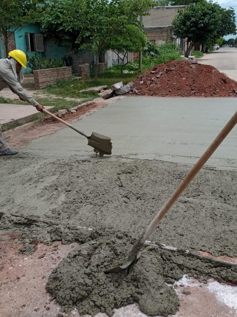 Intensifican los trabajos de arreglos de calles en La Banda