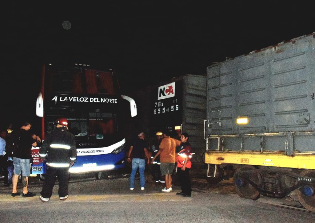 Alerta Banda asistió a los damnificados en el accidente entre colectivo y tren de carga