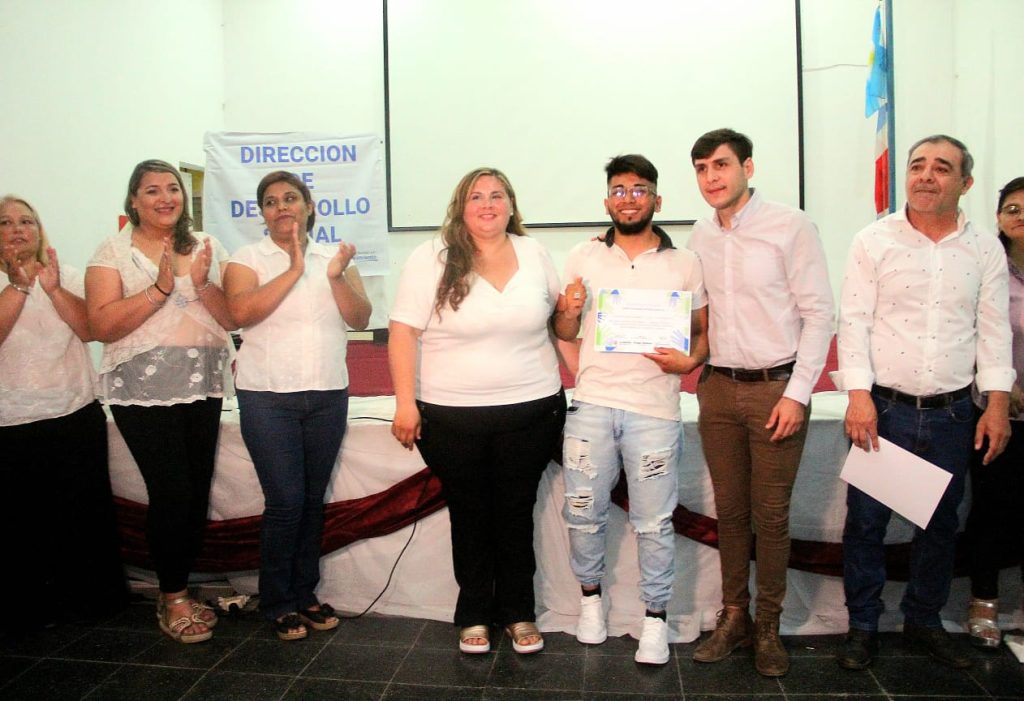 La comuna entregó certificados a alumnos del proyecto «El Futuro en tus Manos»