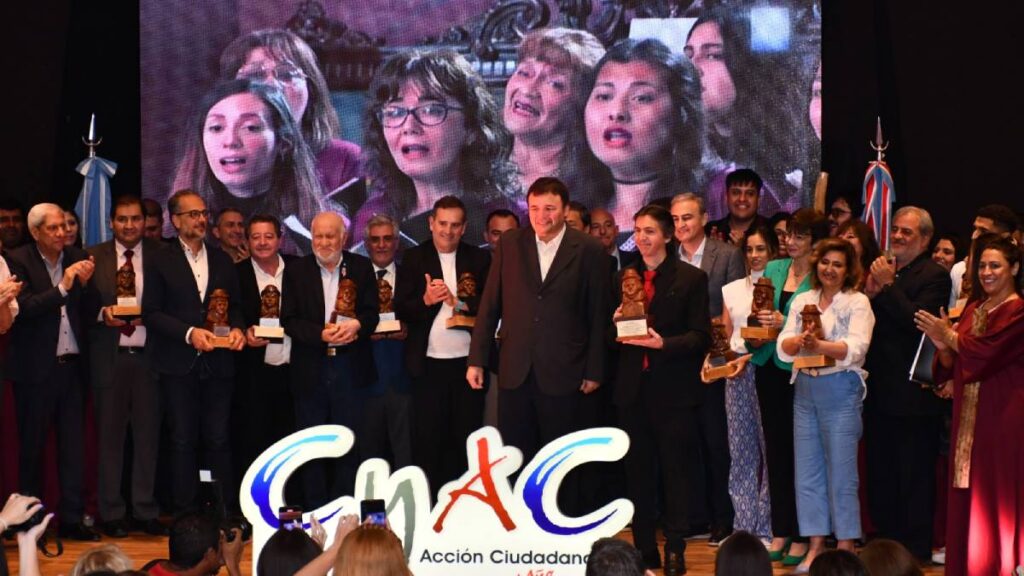 Emotiva distinción a personalidades en la 10° edición de los “Changuitos Cyac”