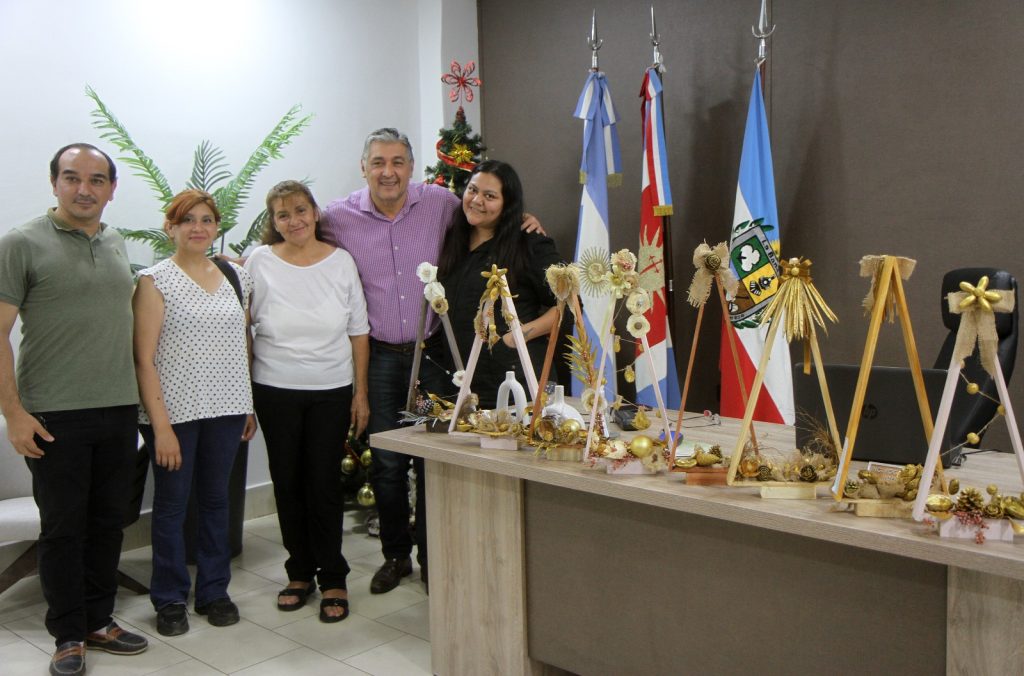 Se entregaron árboles decorativos realizados en materiales reciclados