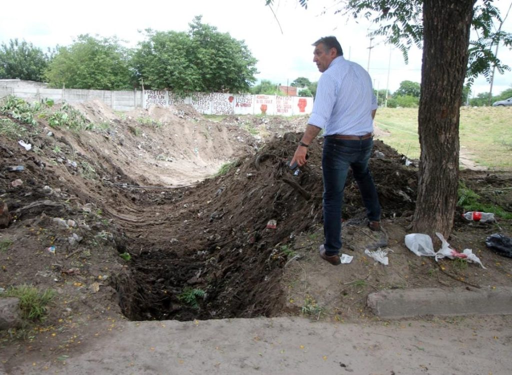 El municipio realizó importante limpieza de desagües sobre calle Paul Harris