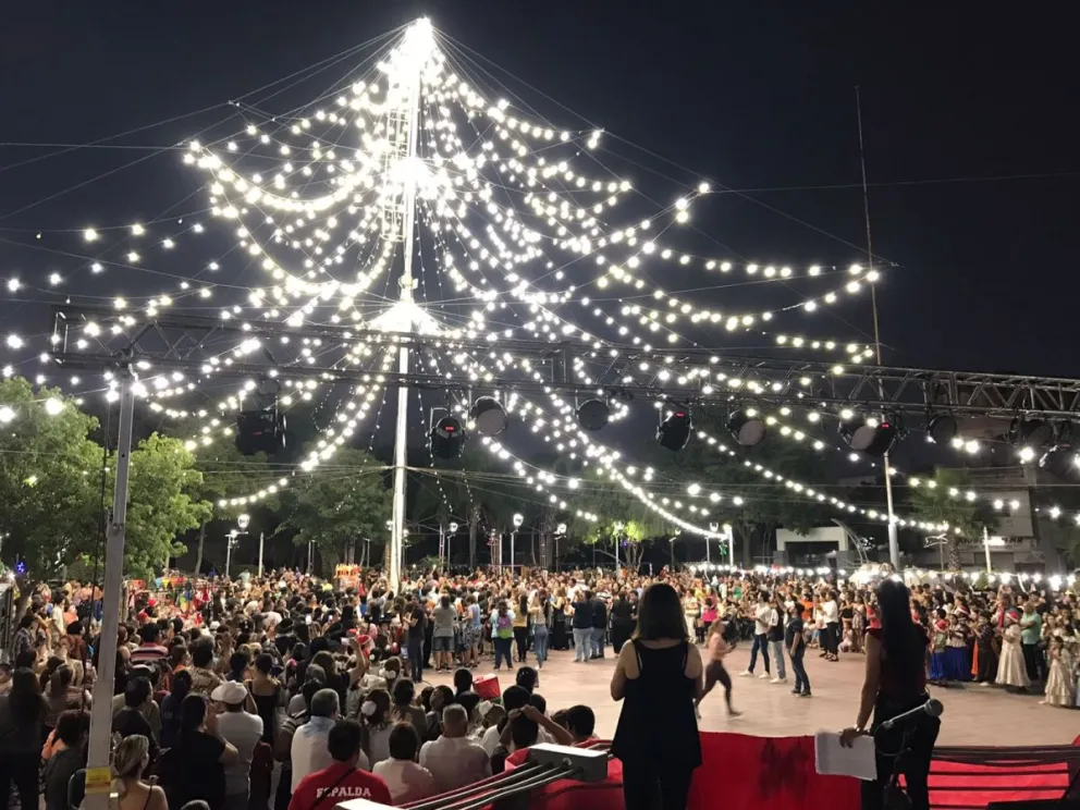 Impactante árbol de Navidad luminoso se encendió en la plaza Belgrano