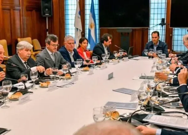Caputo le anticipó a la UIA una «brutal» baja de impuestos tras lograr superávit fiscal