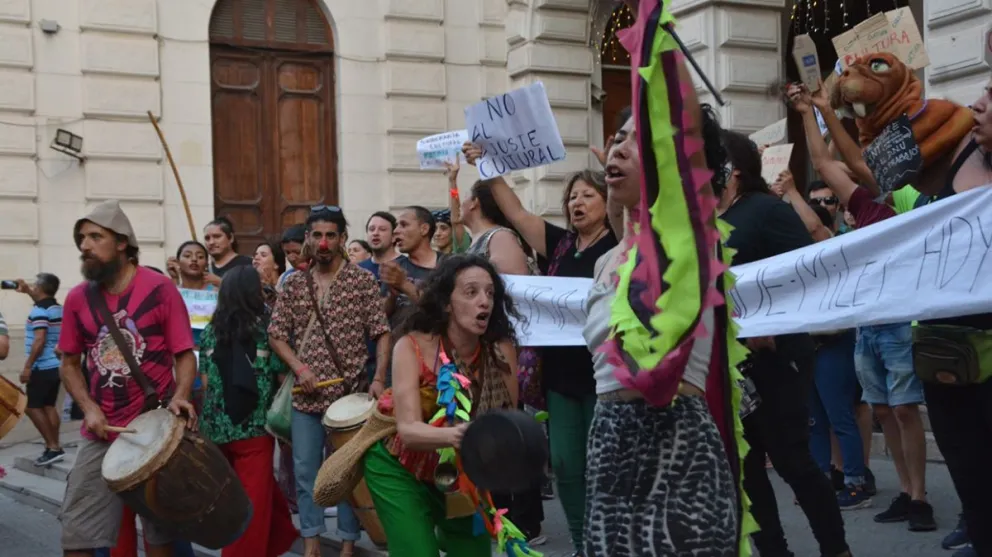 Imponente marcha de repudio contra el DNU de Milei