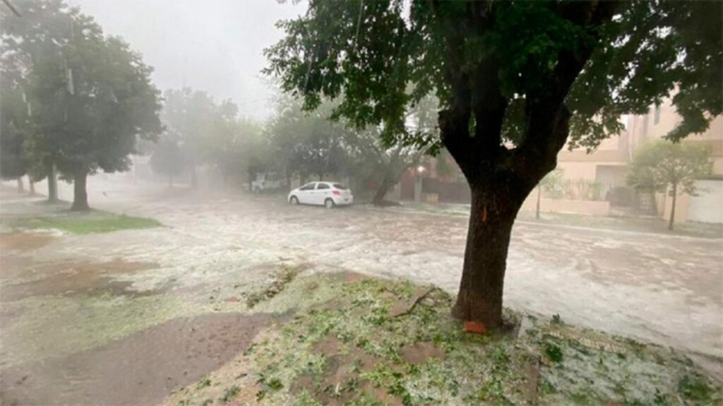 Un temporal de lluvia y granizo provocó destrozos y complicaciones en Córdoba