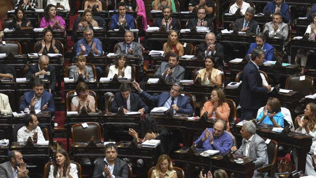 En una sesión maratónica, la Cámara de Diputados debate el proyecto de ley «Bases»