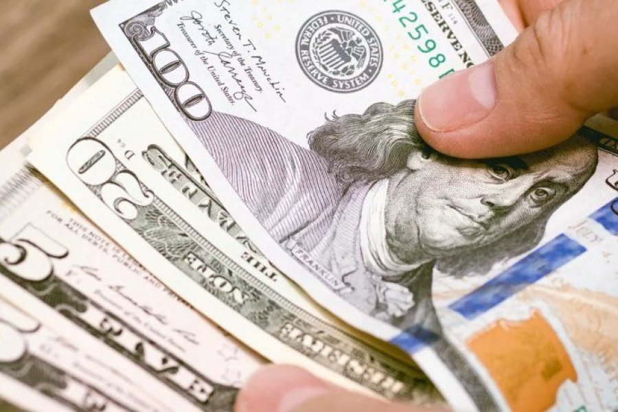 El dólar llegó a los $1100