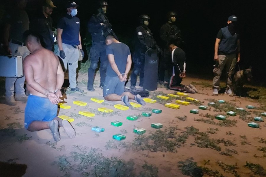 Apresan a 3 narcos y secuestran casi 27 kilos de cocaína en zona montuosa