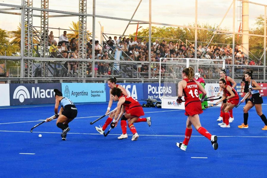 Las Leonas se entrenan de cara a los partidos en Santiago