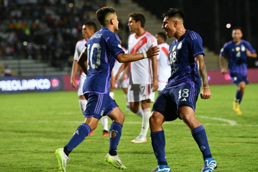 Argentina ganó 2-0 a Perú y se subió a lo más alto de su grupo