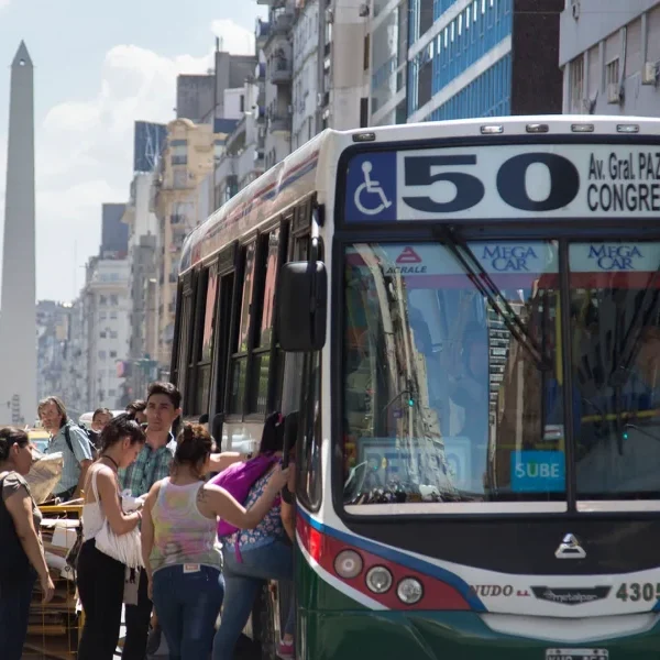 Gobierno recibirá a UTA y empresarios, pero aclara que hay «paritarias libres»