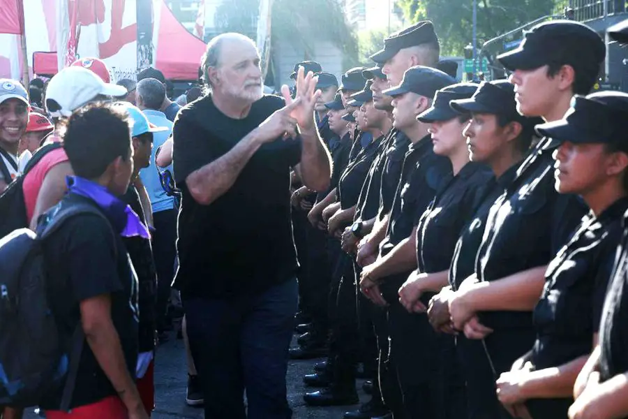 El presidente con el Gabinete e incidentes frente al Congreso