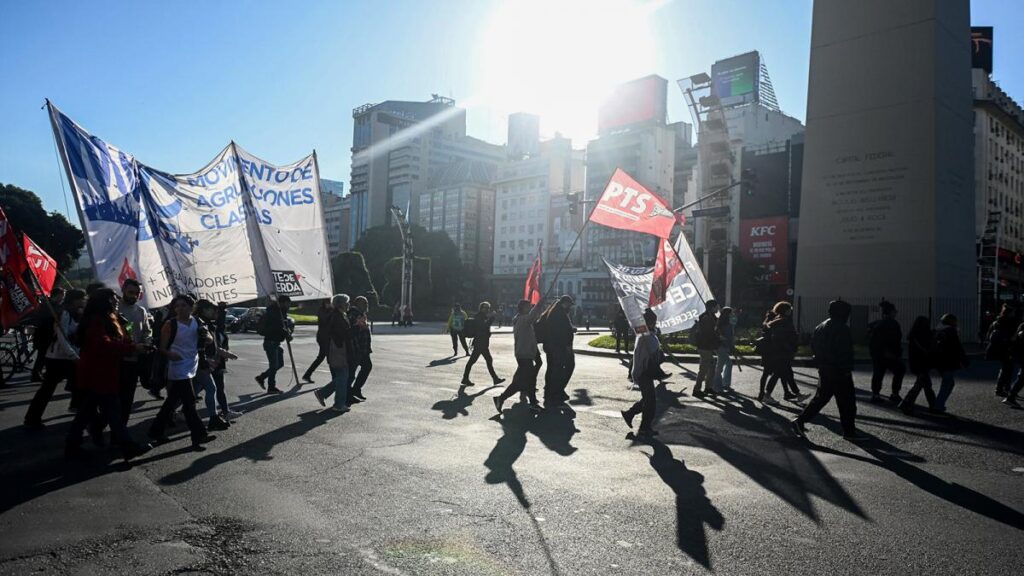 Incidentes, golpes y gas pimienta en la protesta de las organizaciones sociales