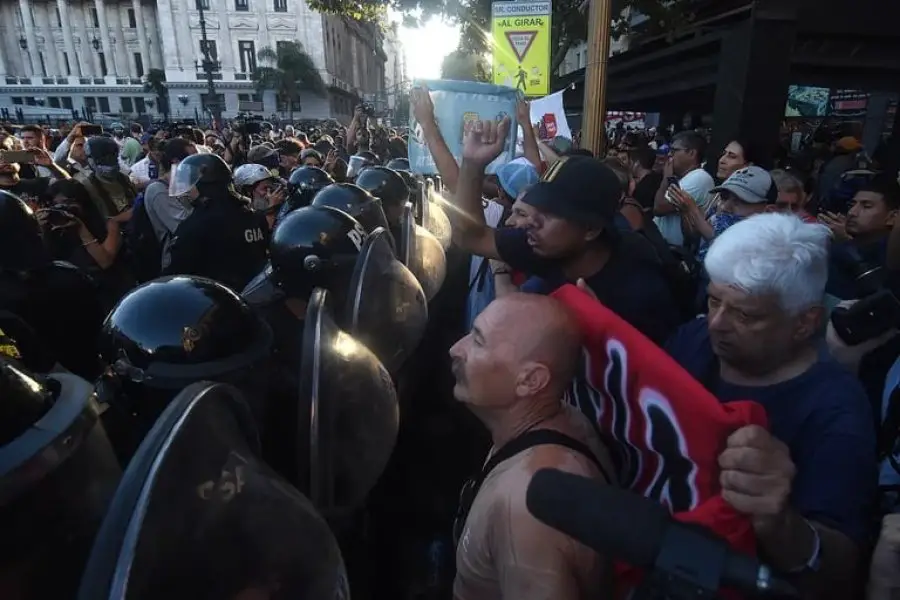 Tensión e incidentes afuera del Congreso tras la aprobación en general de la Ley Ómnibus