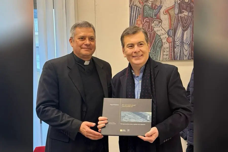 El Gobernador recibió obsequio de una importante autoridad del Vaticano