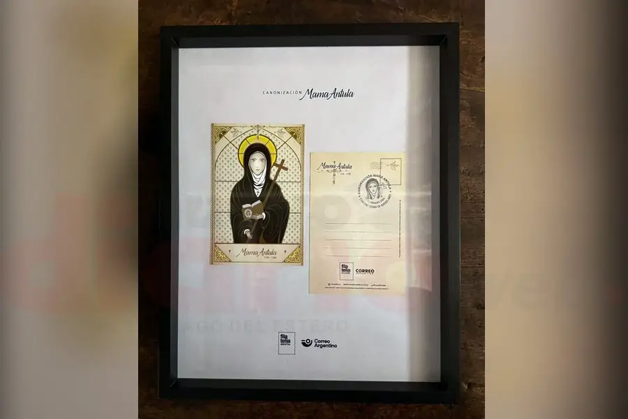 El Presidente le dio al Papa una postal de Mama Antula que el correo distribuyó en 2017