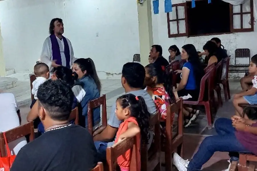 El padre “Pepe” Di Paola dio su primera misa en la capilla de Los Quiroga