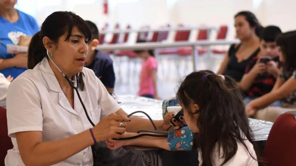 Equipos de salud realizaron en Termas de Río Hondo el 2° operativo para completar la ficha escolar médica