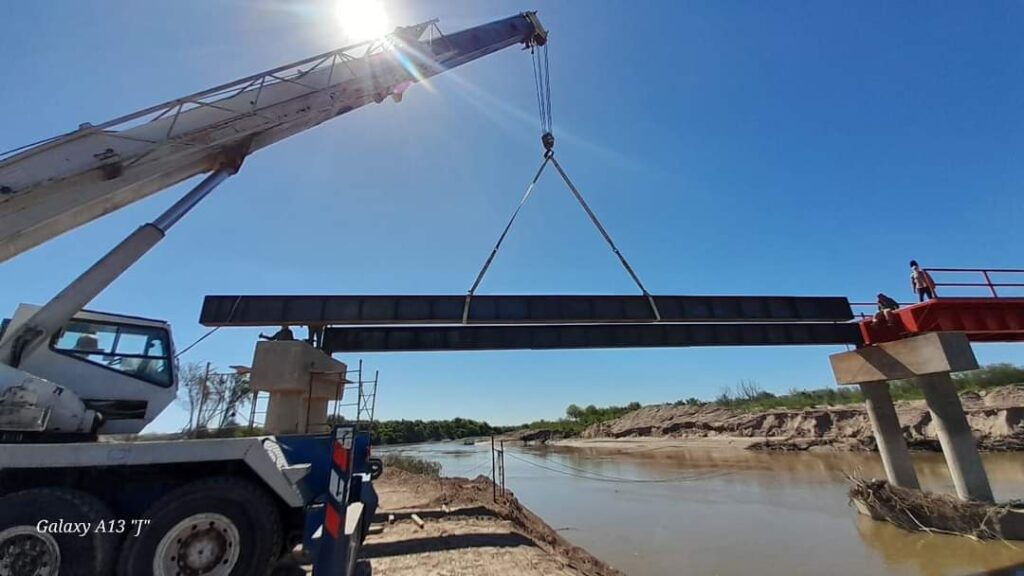 Salavina: avanza la construcción del puente metálico vehicular