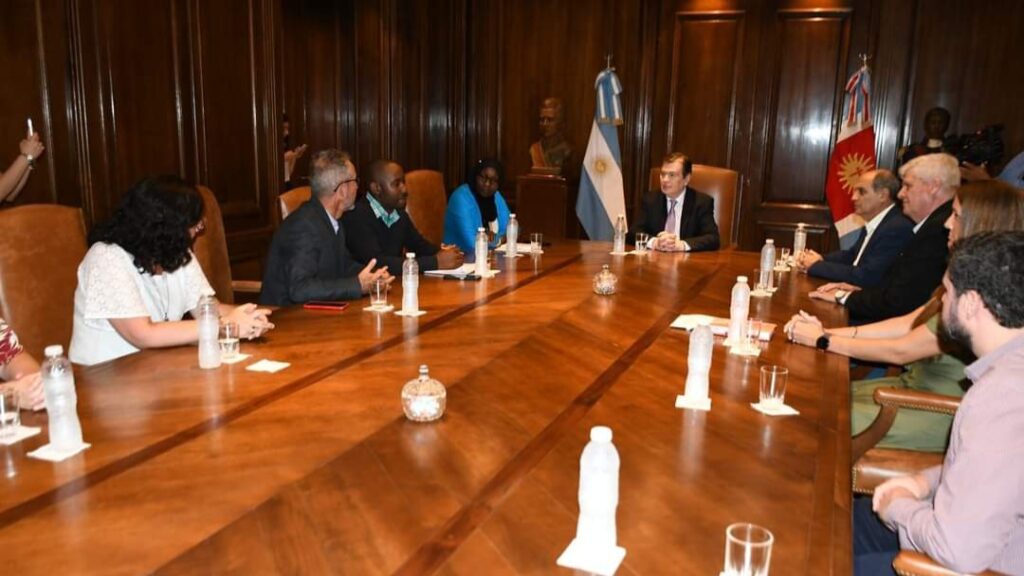 Zamora recibió a autoridades de Kenia que estan visitando Santiago para avanzar en un proyecto ganadero