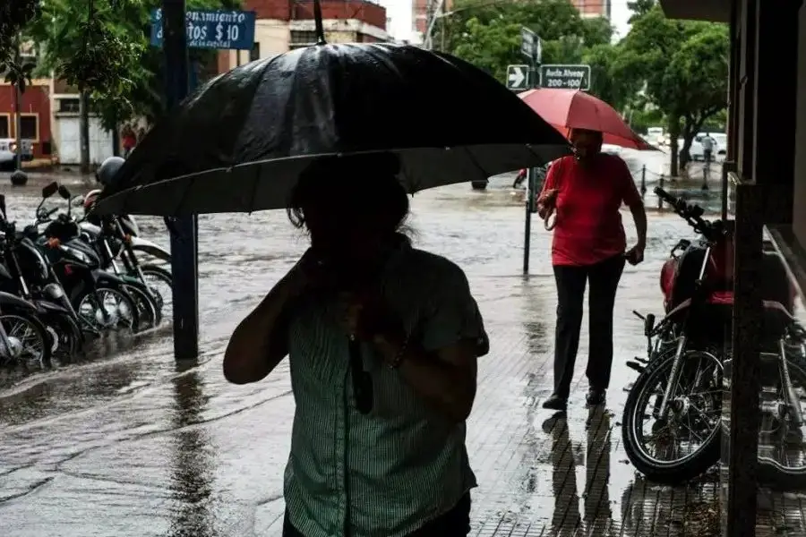 Anunian fuertes tormentas en Santiago y descenso de la temperatura