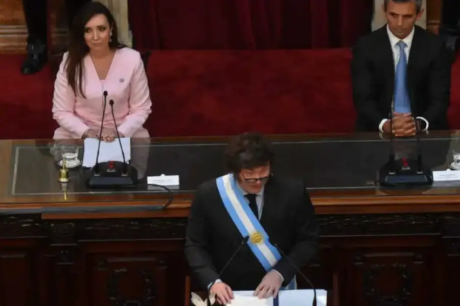 Menem y Villarruel aumentaron un 30% los sueldos de diputados y senadores