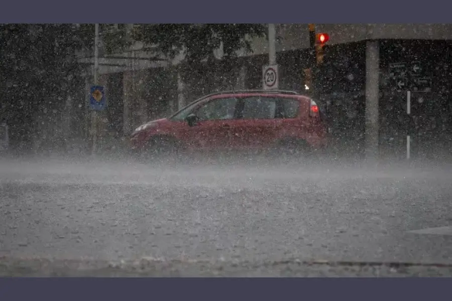 En el AMBA hay 700 evacuados, daños materiales y continúa un alerta roja