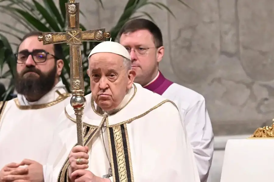 El papa Francisco canceló su participación en el Vía Crucis a último minuto y generó preocupación por su salud