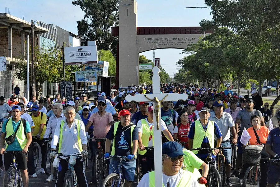 Santiagueños peregrinaron por las calles con espiritualidad y devoción