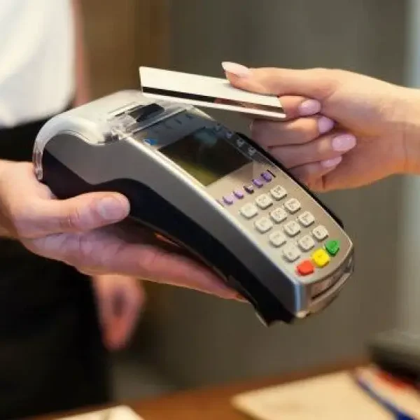 Cambia la forma de pagar con tarjetas de crédito y débito en comercios