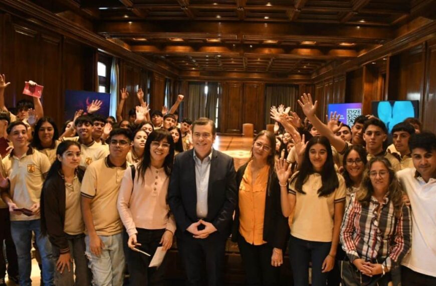 Zamora recibió a alumnos de Tintina en Casa de Gobierno