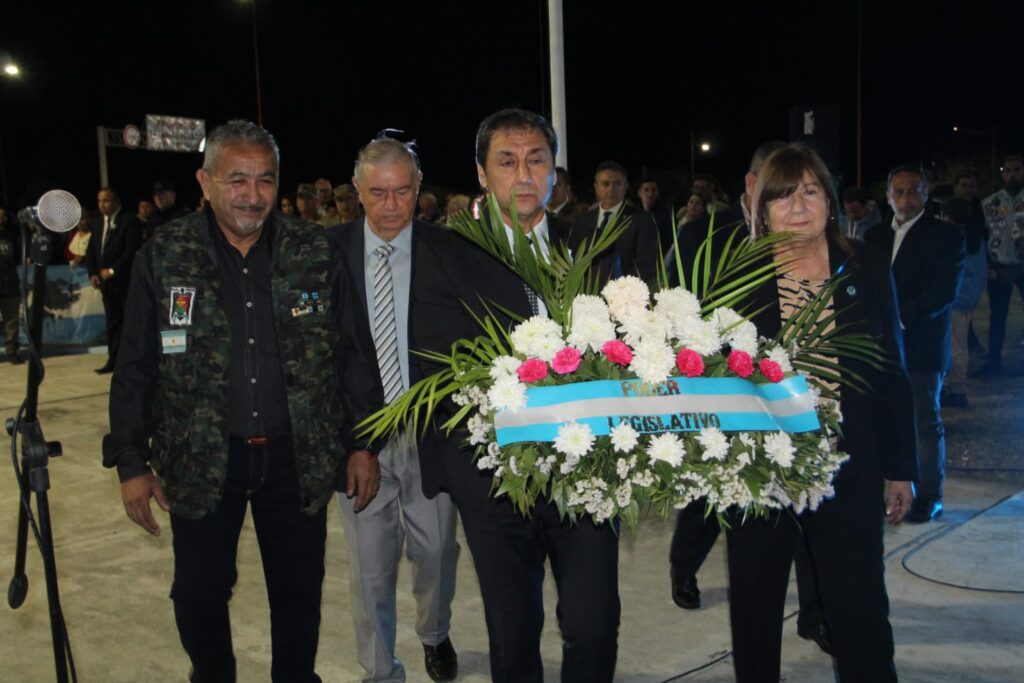 El vicegobernador encabezó la vigilia por el día del veterano y de los caídos en Malvinas