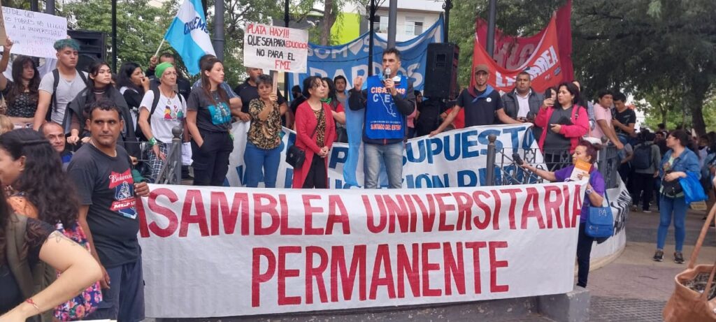 Multitudinaria marcha universitaria en Santiago del Estero