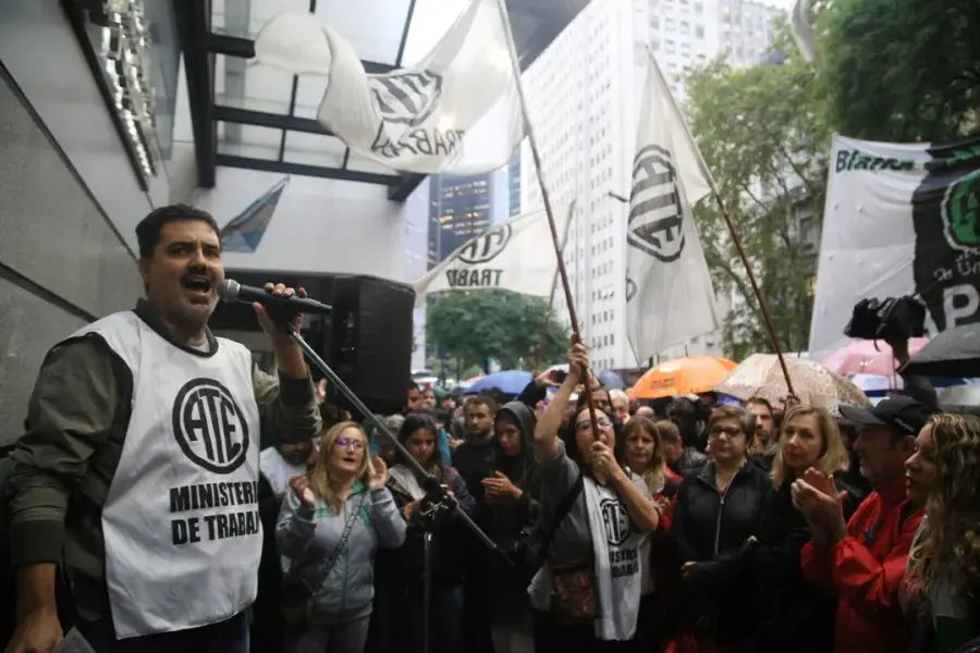 Jornada de tensión entre el Gobierno y los gremios: empleados estatales protestan por más de 11.000 despidos en todo el país