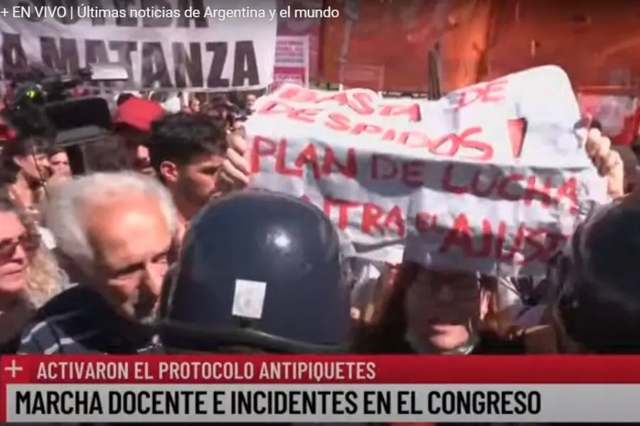 La Policía reprimió a docentes y jubilados frente al Congreso