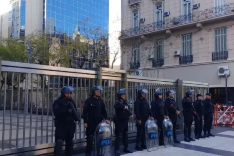 El Presidente ordenó el cierre de 4 embajadas argentinas en el exterior por el alerta de seguridad
