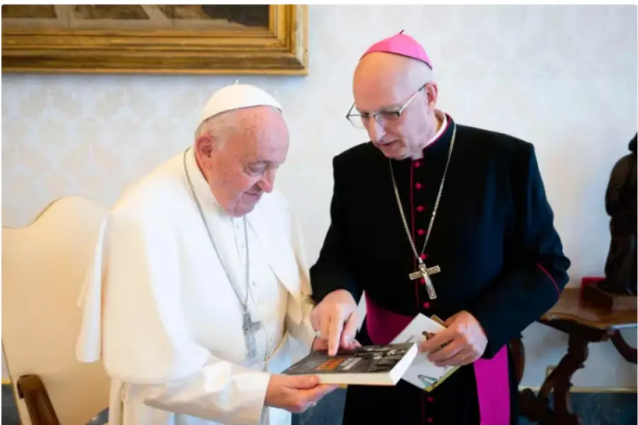 El papa Francisco recibió un ejemplar del libro de Ceferino Reato sobre el padre Carlos Mugica