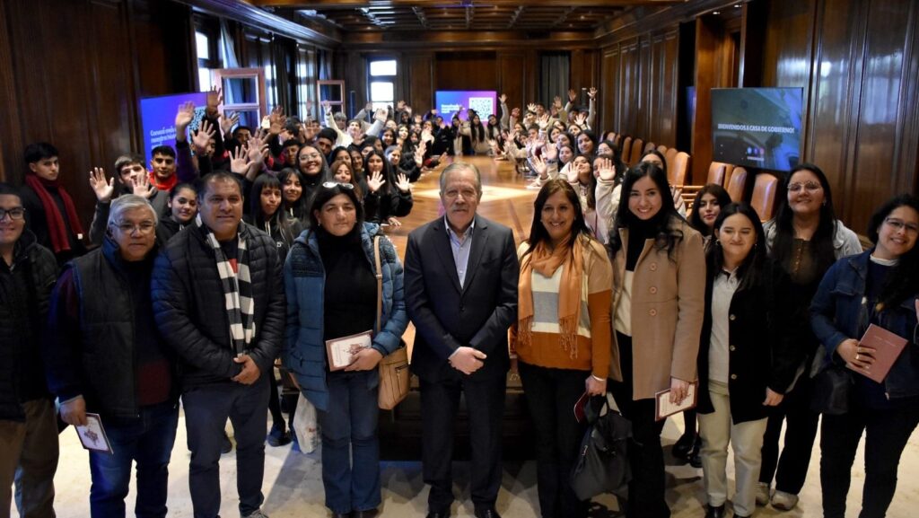 Alumnos de los departamentos Figueroa y Atamisqui visitaron Casa de Gobierno